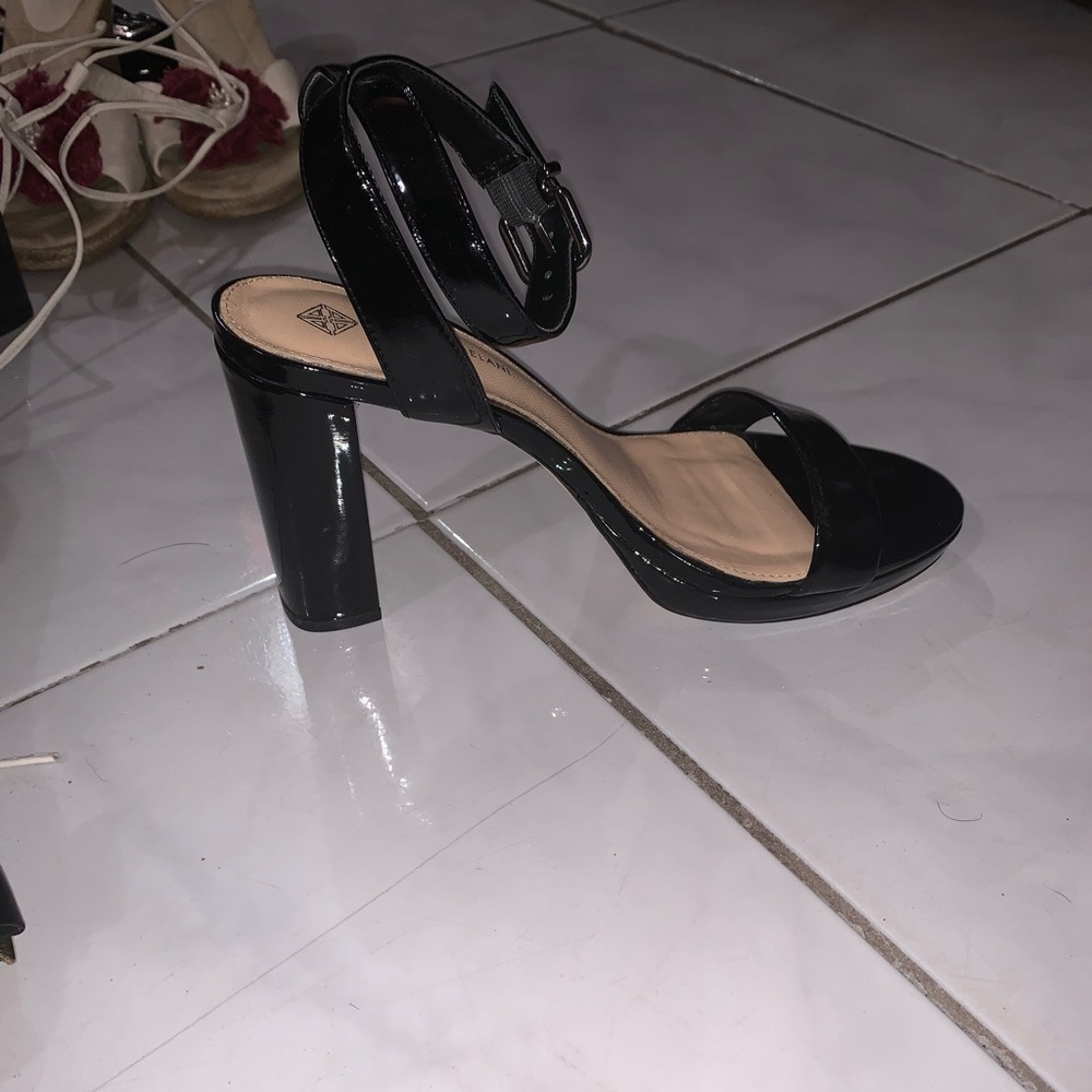 Black high heels. SIZE 8 IN WOMENS